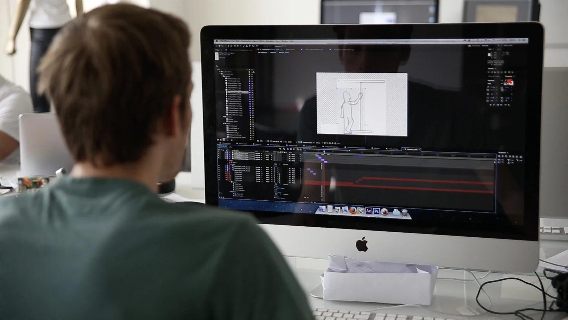 Motion designer travaillant image par image sur le logiciel After Effect
